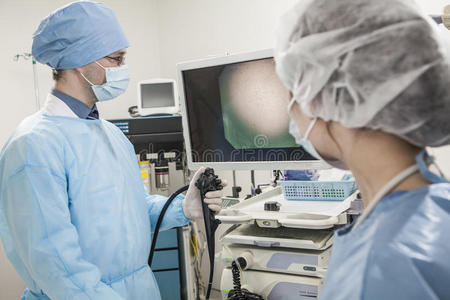 两个外科医生在准备手术，看医疗设备