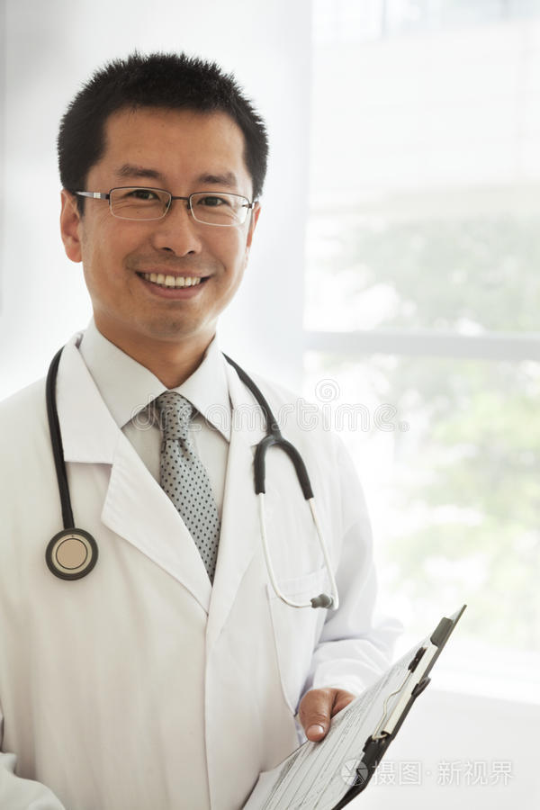 带听诊器和病历的微笑医生画像