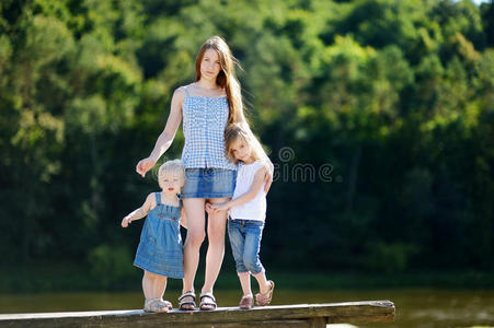年轻的母亲和她的两个女儿图片