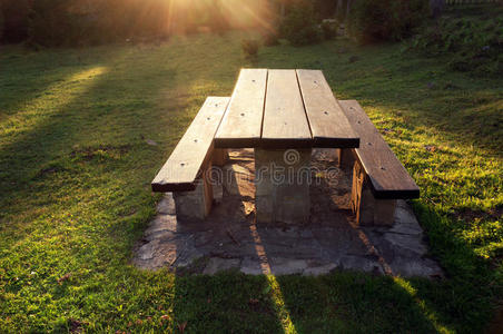 乡村野餐桌图片