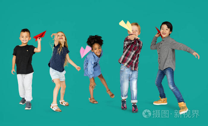 孩子扔纸飞机