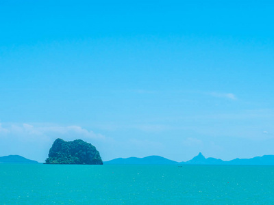 美丽的热带海洋与白云在蓝天背景为旅行和假期