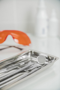 橙色眼镜和一套牙齿工具在白色背景