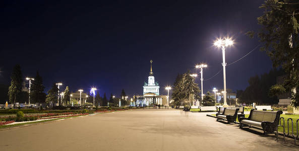Vdnkh 领土 全俄展览中心，也被称为全俄展览中心 的标志性建筑是一个永久通用贸易展在莫斯科，俄罗斯