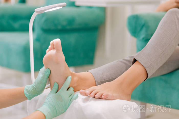 繁荣的女商人参观美容沙龙的脚按摩