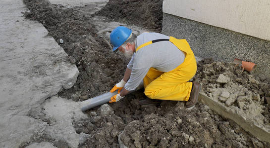 旧房翻新 管道工施工现场，釐定污水管