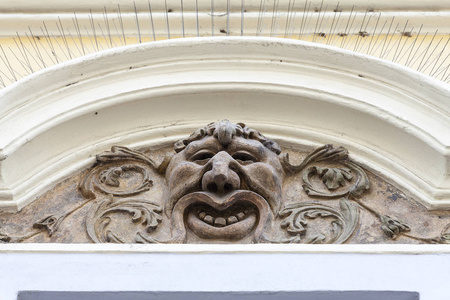 在旧建筑，装饰物出现，布拉格，捷克共和国的立面上的救济