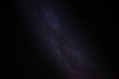 在没有月亮的中间或黑夜, 你可以看到天空中美丽的牛奶