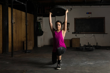 西班牙裔美国人在健身房锻炼的女人