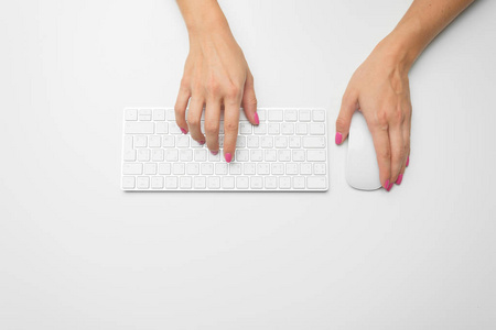 女人的手在键盘上的背景, 关闭