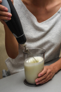 女人在搅拌机里做奶油