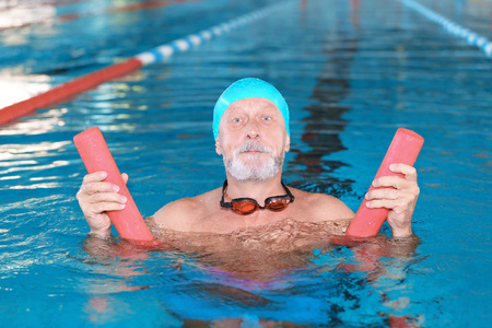 室内泳池泳面运动老人