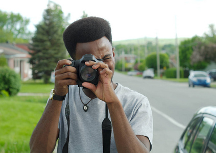 摄影师在街上拍写真照片