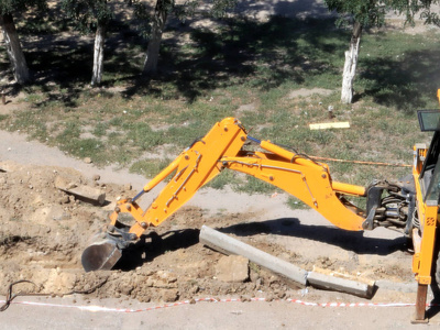 施工挖掘机在改建过程中清除道路限制