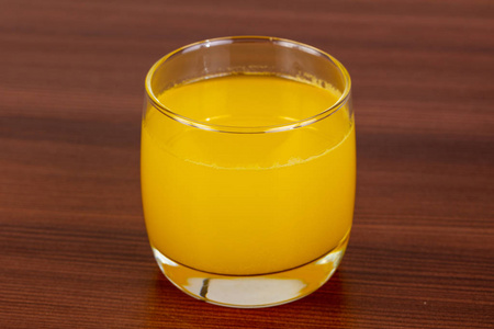 甜自制柠檬水在玻璃