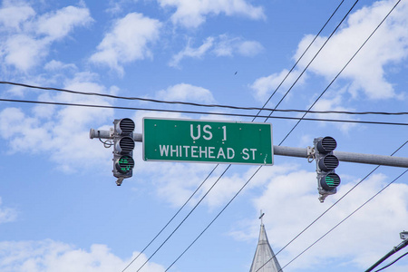 美国1公路的起点在白石街, 在蓝天下的交通灯