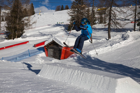 滑雪者在行动 滑雪跳跃在山 Snowpark