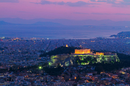 到了晚上，希腊雅典的城市景观