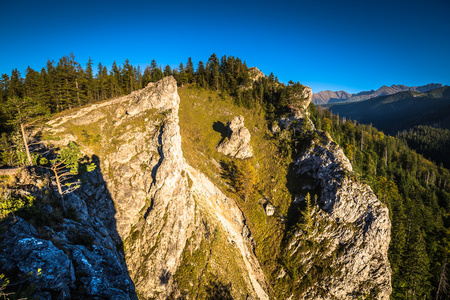 从徒步越过 tatra 山脉的景色。波兰。欧洲