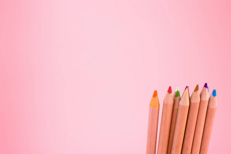 堆的彩色铅笔上粉红色副本空间