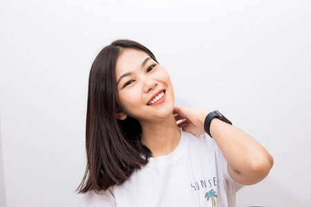 快乐的微笑亚洲年轻妇女的白色背景