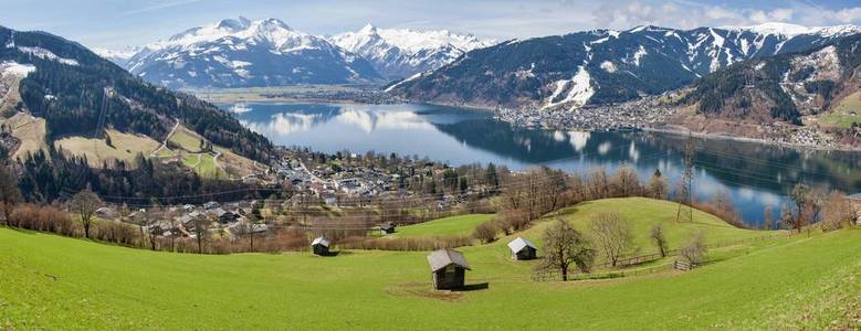 阿尔卑斯山全景与西拉湖。湖和阿尔卑斯山的春天全景在后面