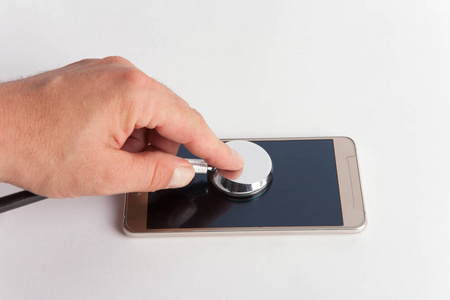 移动健康概念   检查使用 ste 一款智能手机的手