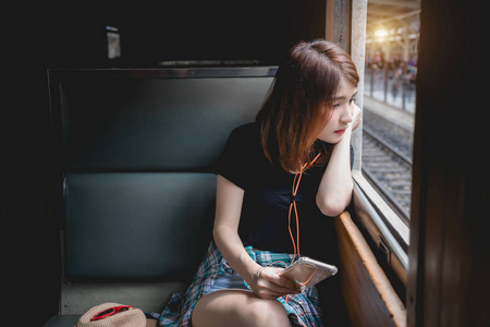 女乘客听音乐, 乘火车看窗外