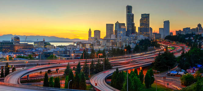 西雅图市中心摩天大楼和我5号高速公路的全景图