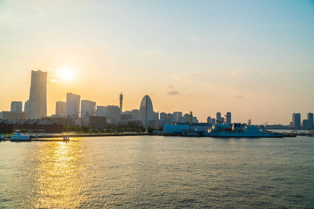 横滨城市地平线上的建筑与建筑的美丽外观日本日落时分