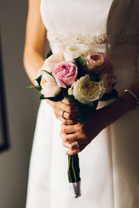 新娘花束举行她与她的手在她的婚礼
