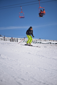 蓝蓝的天空和升降椅边坡滑雪下坡