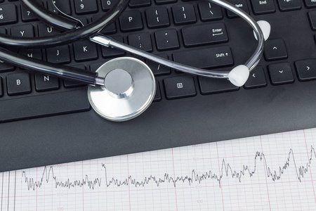 键盘上的听诊器说明医疗行业医疗信息概念
