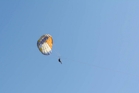 女人在降落伞上飞翔, 晴朗的晴天与独一无二的天空, 娱乐的抽象背景