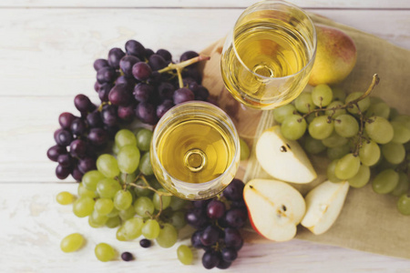 两杯白葡萄酒 新鲜的葡萄和梨