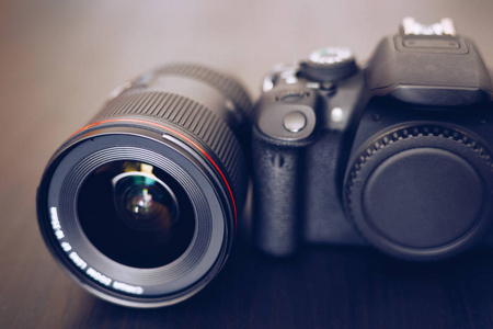 数码相机或单反相机镜头与镜头反射。照片相机或视频镜头特写黑色背景单反相机的目标