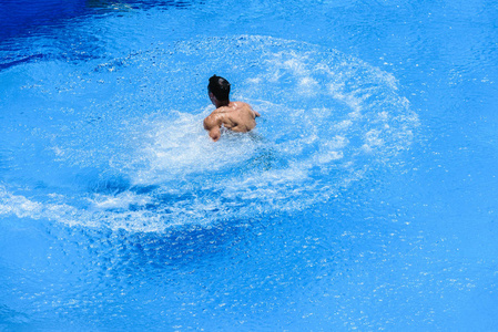 夏天人在水池游泳