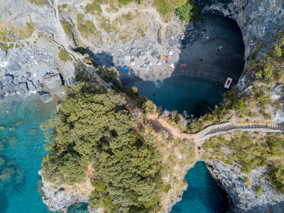 巨大的拱廊 鸟瞰图 拱岩 凯旋门格诺和海滩，圣尼古拉表壳，科森扎省，卡拉布里亚，意大利。2017626