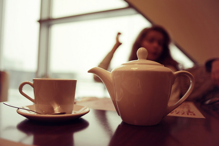 茶壶和杯茶在一家咖啡馆