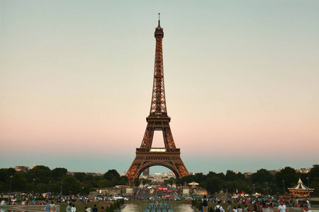美丽的埃菲尔铁塔在巴黎，法国