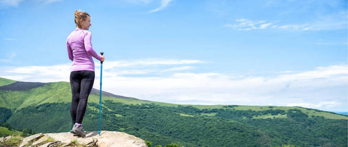 年轻女子在山中徒步旅行