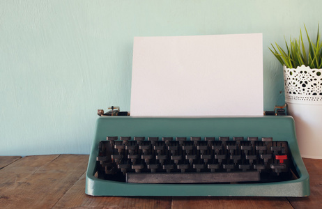 空白的网页的老式打字机的照片