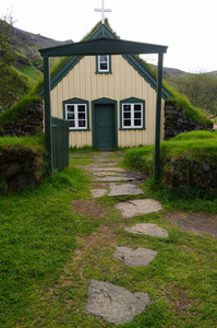 Hofskirkja 教会是一个美丽的草坪教堂，冰岛