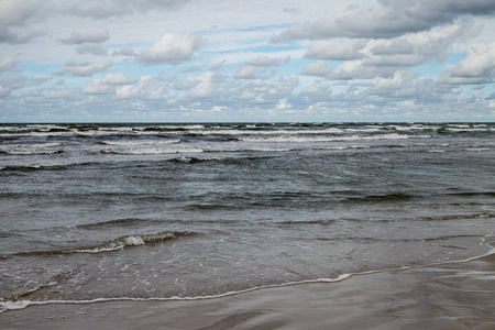 波浪和戏剧性的天空在波罗的海海岸线