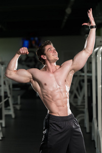 展示肌肉在健身房的肌肉男