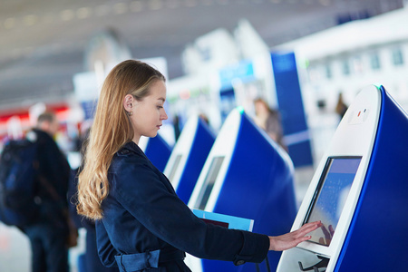年轻的女性旅行者在国际机场图片