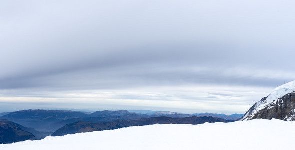 在阿尔卑斯山的雪景图片