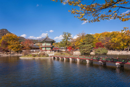 景福宫的秋天，湖蓝色的天空，首尔，韩国