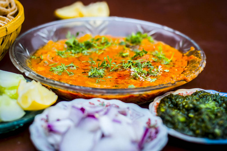 关闭视图 makhani 的印度餐盘午餐与切片黄瓜, 洋葱和哈里酸辣酱与印度和白色 Khichdi