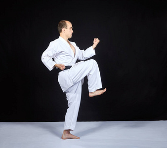 用手阻止和打击腿训练运动员在 karategi
